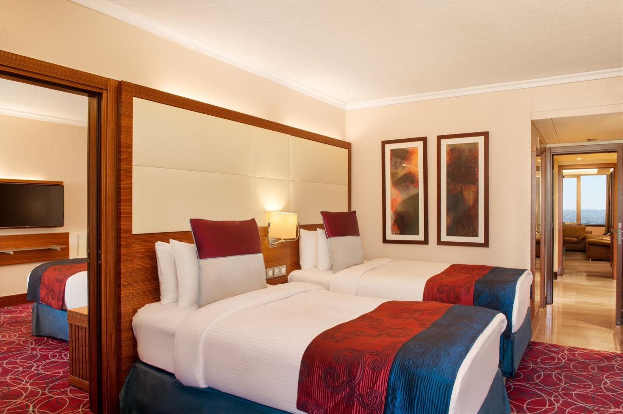 Отель Crowne Plaza Amman By Ihg Экстерьер фото