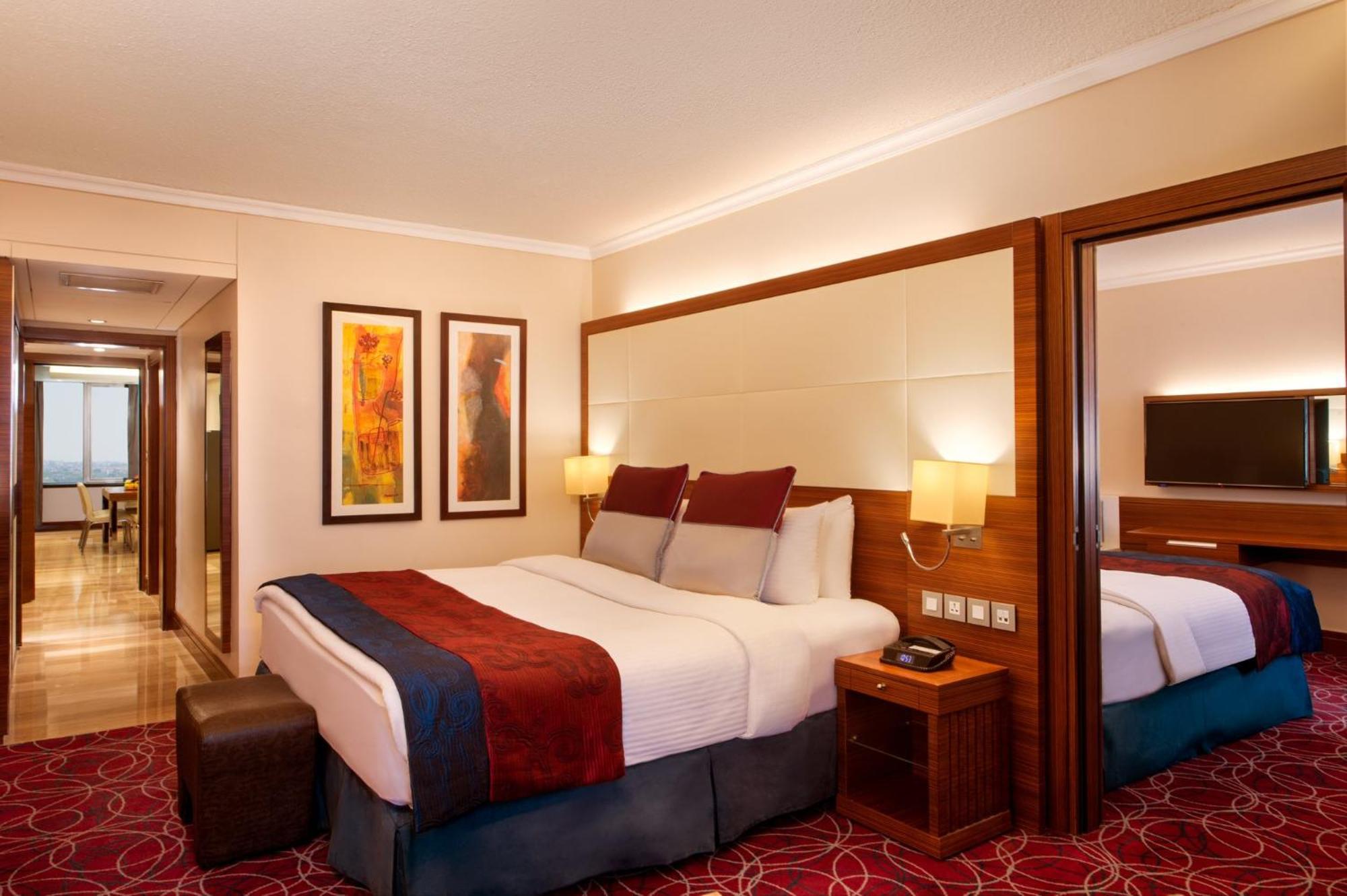 Отель Crowne Plaza Amman By Ihg Экстерьер фото